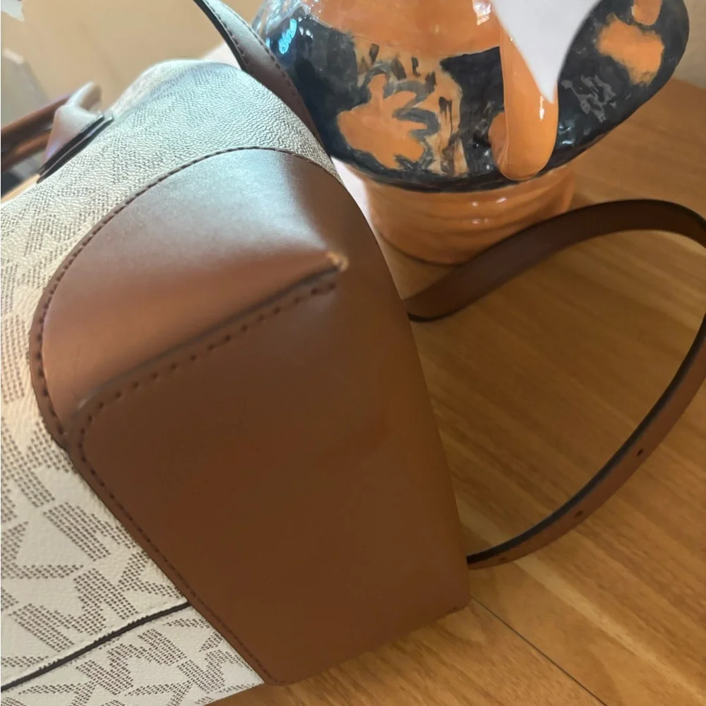 NWT Michael Kors Cream and Brown Logo Tote With Crossbody Strap - Picture 7 of 8
